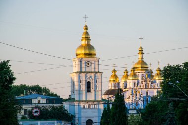 Ukrayna 'nın Kiev şehrinden gündüz geçiyor. 
