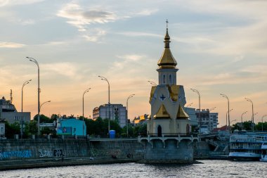 Ukrayna 'nın Kiev şehrinden gündüz geçiyor. 