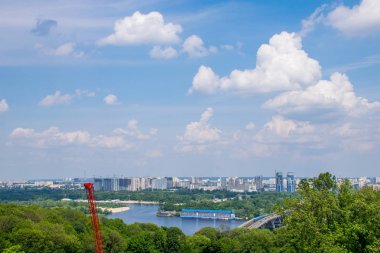 Ukrayna 'nın Kiev şehrinden gündüz geçiyor. 