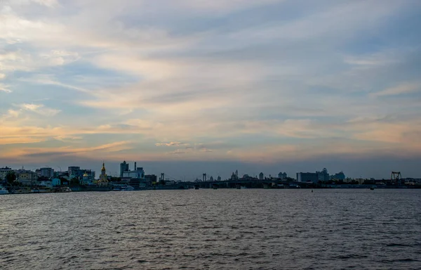 Ukrayna 'da gün batımında Kiev şehrinden geçiyor. 
