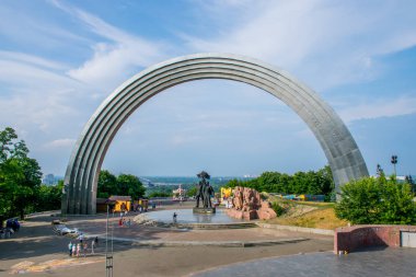 Ukrayna 'nın Kiev şehrinden gündüz geçiyor. 