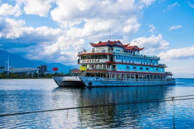 Dali, Çin - Eki 2018: Yunnan eyaletindeErhai gölünün aynasında ki passanger farryboat. Çeviri 