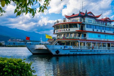Dali, Çin - Eki 2018: Yunnan eyaletindeErhai gölünün aynasında ki passanger farryboat. Çeviri 