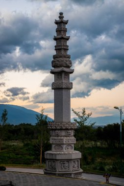 Güney-doğu Asya'nın en büyük Budist merkezlerinden biri olan Chongsheng Manastırı'nın büyük kapısı. Dali, Yunnan, Çin. Çeviri 