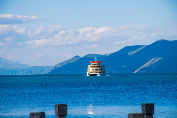 Dali Chiny Paź 2018 Osobowe Farryboat Lustrze Jeziora Erhai Prowincji — Zdjęcie stockowe