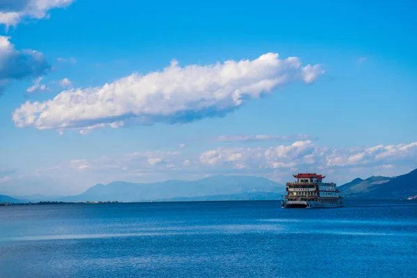 Dali, Çin - Eki 2018: Yunnan eyaletindeErhai gölünün aynasında ki passanger farryboat. Çeviri 