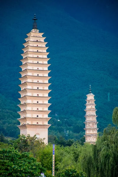 2018年10月 雲南省のダリ旧市街近くの重成寺の三つの塔 風光明媚な山々が背景に見えます 古代の塔は人気の観光地です — ストック写真