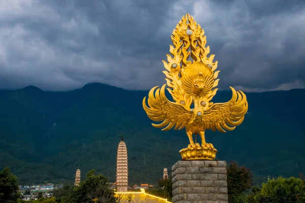 Golden Fhoenix Staty Dramatisk Himmel Framför Chongsheng Tempel Nära Dali — Stockfoto