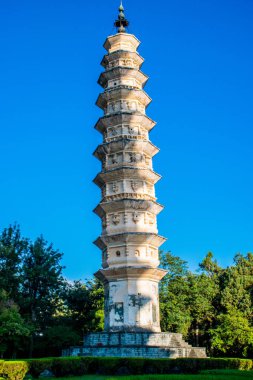 Dali, Çin - Eki 2018: Yunnan eyaletinde Dali Old Town yakınlarındaki Chongsheng Tapınağı'nın Üç Pagodalar. Doğal dağlar arka planda görülebilir. Antik podalar popüler bir turizm merkezidir