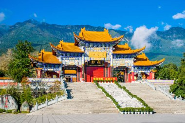 Güney-doğu Asya'nın en büyük Budist merkezlerinden biri olan Chongsheng Manastırı'nın büyük kapısı. Dali, Yunnan, Çin. Çeviri 