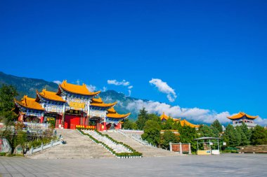 Güney-doğu Asya'nın en büyük Budist merkezlerinden biri olan Chongsheng Manastırı'nın büyük kapısı. Dali, Yunnan, Çin. Çeviri 