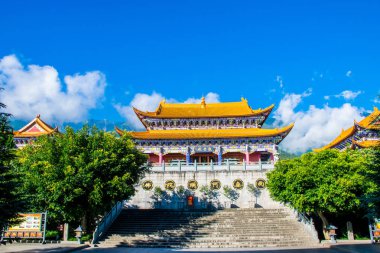 Güney-doğu Asya'nın en büyük Budist merkezlerinden biri olan Chongsheng Manastırı'nın büyük kapısı. Dali, Yunnan, Çin. Çeviri 
