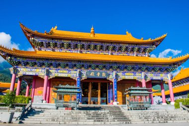 Güney-doğu Asya'nın en büyük Budist merkezlerinden biri olan Chongsheng Manastırı'nın büyük kapısı. Dali, Yunnan, Çin. Çeviri 