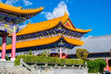 Güney-doğu Asya'nın en büyük Budist merkezlerinden biri olan Chongsheng Manastırı'nın büyük kapısı. Dali, Yunnan, Çin. Çeviri 