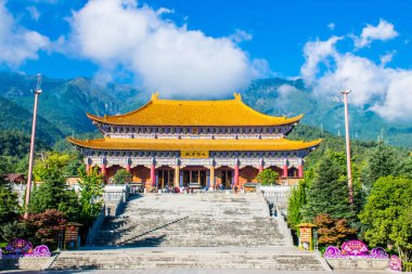 Güney-doğu Asya'nın en büyük Budist merkezlerinden biri olan Chongsheng Manastırı'nın büyük kapısı. Dali, Yunnan, Çin. Çeviri 