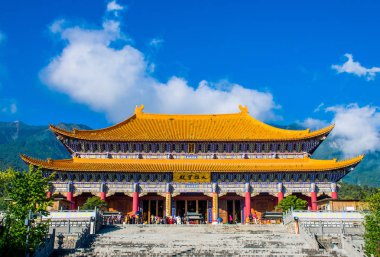 Güney-doğu Asya'nın en büyük Budist merkezlerinden biri olan Chongsheng Manastırı'nın büyük kapısı. Dali, Yunnan, Çin. Çeviri 