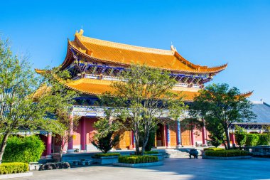 Güney-doğu Asya'nın en büyük Budist merkezlerinden biri olan Chongsheng Manastırı'nın büyük kapısı. Dali, Yunnan, Çin. Çeviri 