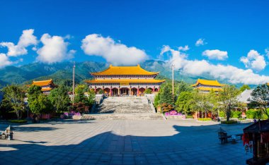 Güney-doğu Asya'nın en büyük Budist merkezlerinden biri olan Chongsheng Manastırı'nın büyük kapısı. Dali, Yunnan, Çin. Çeviri 
