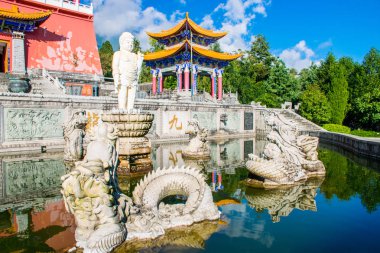 Güney-doğu Asya'nın en büyük Budist merkezlerinden biri olan Chongsheng Manastırı'nın büyük kapısı. Dali, Yunnan, Çin. Çeviri 