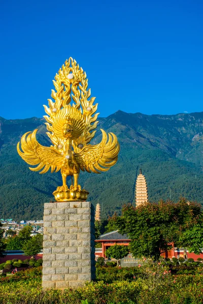 Die Goldene Phönix Statue Unter Dramatischem Himmel Vor Dem Chongsheng — Stockfoto