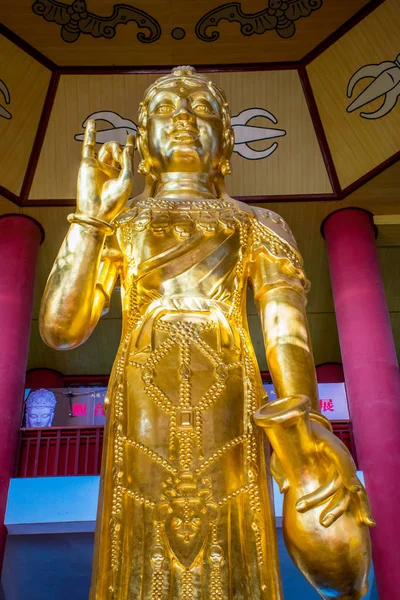 中国雲南省ダリ 2018年10月 東南アジア最大の仏教センターの一つである重城修道院の黄金の仏像 — ストック写真