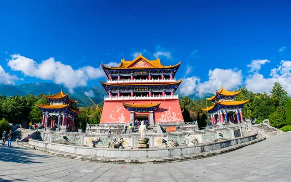 Güney-doğu Asya'nın en büyük Budist merkezlerinden biri olan Chongsheng Manastırı'nın büyük kapısı. Dali, Yunnan, Çin. Çeviri 
