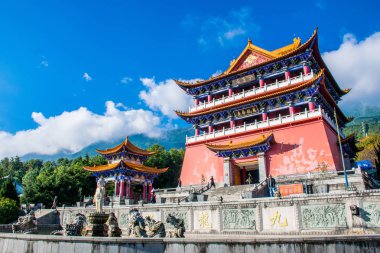 Güney-doğu Asya'nın en büyük Budist merkezlerinden biri olan Chongsheng Manastırı'nın büyük kapısı. Dali, Yunnan, Çin. Çeviri 