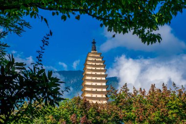 Dali, Çin - Eki 2018: Yunnan eyaletinde Dali Old Town yakınlarındaki Chongsheng Tapınağı'nın Üç Pagodalar. Doğal dağlar arka planda görülebilir. Antik podalar popüler bir turizm merkezidir