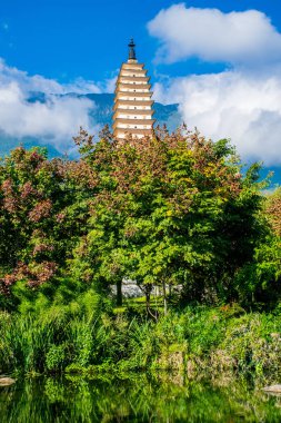 Dali, Çin - Eki 2018: Yunnan eyaletinde Dali Old Town yakınlarındaki Chongsheng Tapınağı'nın Üç Pagodalar. Doğal dağlar arka planda görülebilir. Antik podalar popüler bir turizm merkezidir