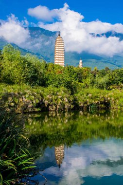Dali, Çin - Eki 2018: Yunnan eyaletinde Dali Old Town yakınlarındaki Chongsheng Tapınağı'nın Üç Pagodalar. Doğal dağlar arka planda görülebilir. Antik podalar popüler bir turizm merkezidir