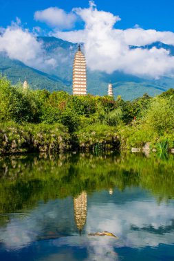 Dali, Çin - Eki 2018: Yunnan eyaletinde Dali Old Town yakınlarındaki Chongsheng Tapınağı'nın Üç Pagodalar. Doğal dağlar arka planda görülebilir. Antik podalar popüler bir turizm merkezidir