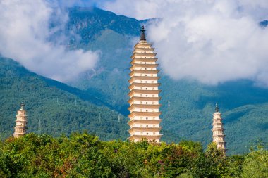 Dali, Çin - Eki 2018: Yunnan eyaletinde Dali Old Town yakınlarındaki Chongsheng Tapınağı'nın Üç Pagodalar. Doğal dağlar arka planda görülebilir. Antik podalar popüler bir turizm merkezidir
