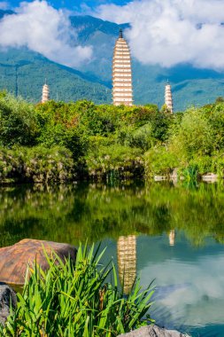 Dali, Çin - Eki 2018: Yunnan eyaletinde Dali Old Town yakınlarındaki Chongsheng Tapınağı'nın Üç Pagodalar. Doğal dağlar arka planda görülebilir. Antik podalar popüler bir turizm merkezidir