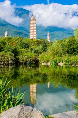 Dali, Çin - Eki 2018: Yunnan eyaletinde Dali Old Town yakınlarındaki Chongsheng Tapınağı'nın Üç Pagodalar. Doğal dağlar arka planda görülebilir. Antik podalar popüler bir turizm merkezidir