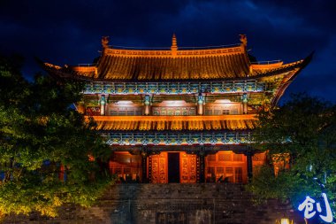 Dali şehrinin geleneksel mimarisi gece vakti, Yunnan, Çin
