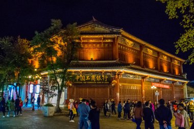Dali şehrinin geleneksel mimarisi gece vakti, Yunnan, Çin