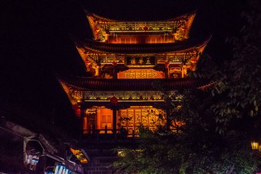 Dali şehrinin geleneksel mimarisi gece vakti, Yunnan, Çin