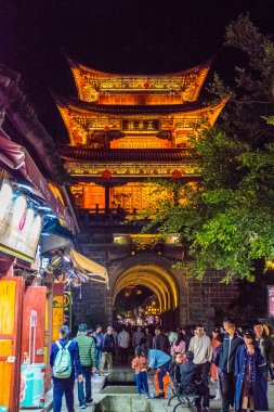 Dali şehrinin geleneksel mimarisi gece vakti, Yunnan, Çin
