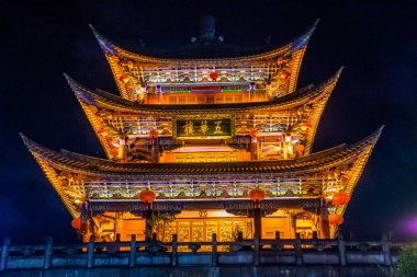 Dali şehrinin geleneksel mimarisi gece vakti, Yunnan, Çin