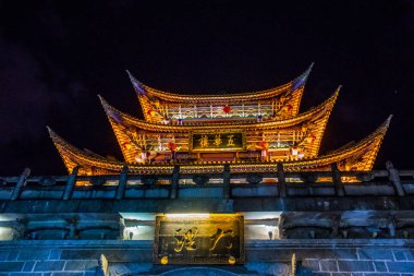 Dali şehrinin geleneksel mimarisi gece vakti, Yunnan, Çin