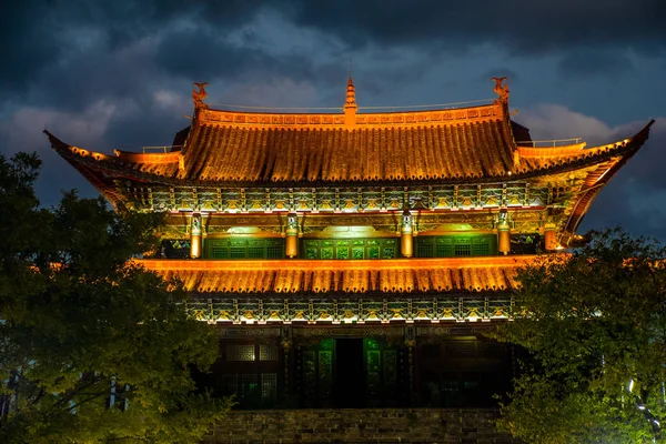 中国雲南省の夜のダリ市の伝統的な建築 — ストック写真