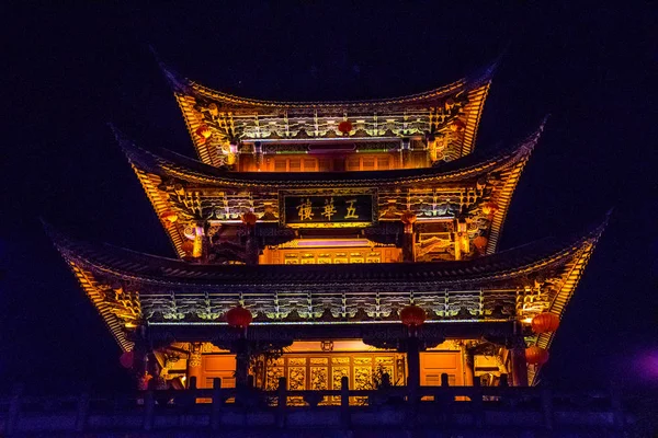 Dali şehrinin geleneksel mimarisi gece vakti, Yunnan, Çin