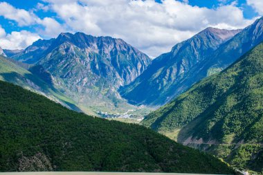 Doğu Tibet, Sichuan, Çin 'deki Kampo Nenang dağına gidiyor.
