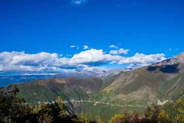 Doğu Tibet, Sichuan, Çin 'deki Kampo Nenang dağına gidiyor.