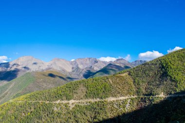 Doğu Tibet, Sichuan, Çin 'deki Kampo Nenang dağına gidiyor.