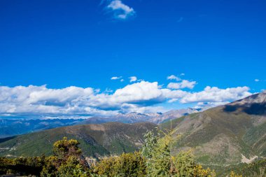 Doğu Tibet, Sichuan, Çin 'deki Kampo Nenang dağına gidiyor.