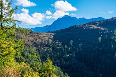 Doğu Tibet, Sichuan, Çin 'deki Kampo Nenang dağına gidiyor.
