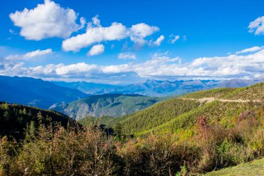 Doğu Tibet, Sichuan, Çin 'deki Kampo Nenang dağına gidiyor.