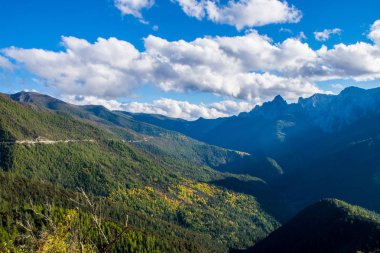 Doğu Tibet, Sichuan, Çin 'deki Kampo Nenang dağına gidiyor.