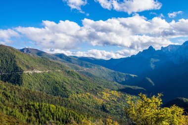 Doğu Tibet, Sichuan, Çin 'deki Kampo Nenang dağına gidiyor.